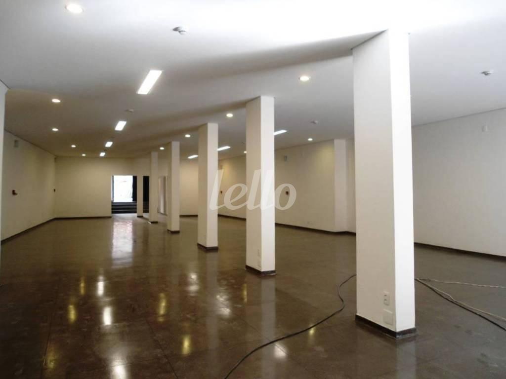 SALÃO de Loja para alugar, Padrão com 239 m², e em Sé - São Paulo