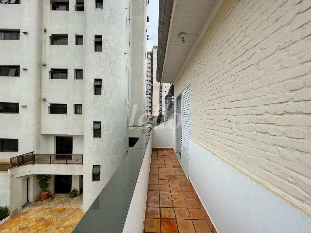 VARANDA DORMITÓRIO 3 de Casa à venda, sobrado com 200 m², 8 quartos e 4 vagas em Vila Clementino - São Paulo