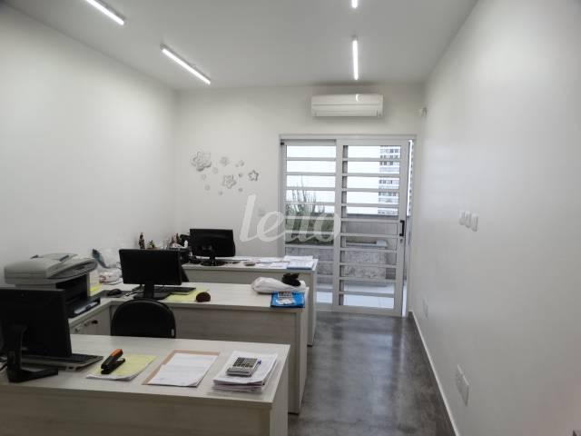 SALA SEGUNDO PAVIMENTO de Prédio Comercial para alugar, Monousuário com 1040 m², e 3 vagas em Santa Teresinha - São Paulo