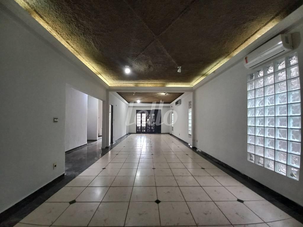 LIVING TRÊS AMBIENTES de Casa à venda, assobradada com 330 m², 4 quartos e 5 vagas em Pacaembu - São Paulo