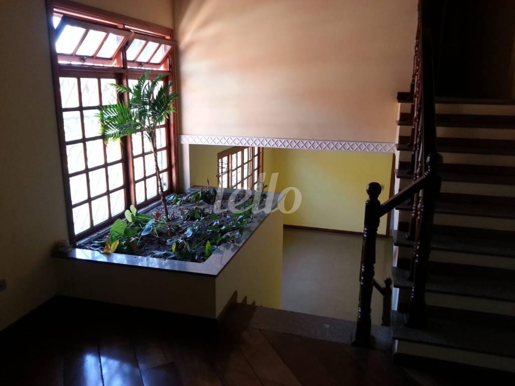HALL DA ESCADA A de Casa à venda, sobrado com 220 m², 3 quartos e 5 vagas em Vila Mazzei - São Paulo