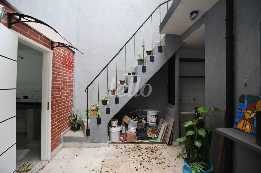 FUNDOS de Casa para alugar, de vila - sobrado com 140 m², 5 quartos e 2 vagas em Vila Nova Conceição - São Paulo
