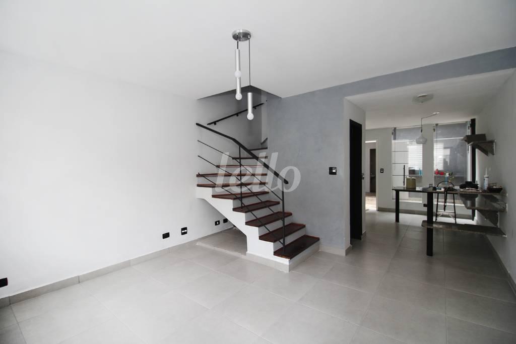SALA de Casa para alugar, de vila - sobrado com 140 m², 5 quartos e 2 vagas em Vila Nova Conceição - São Paulo