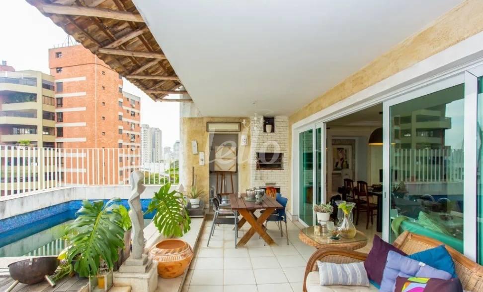 VARANDA GOURMET de Apartamento à venda, Triplex com 367 m², 6 quartos e 3 vagas em Vila Morumbi - São Paulo