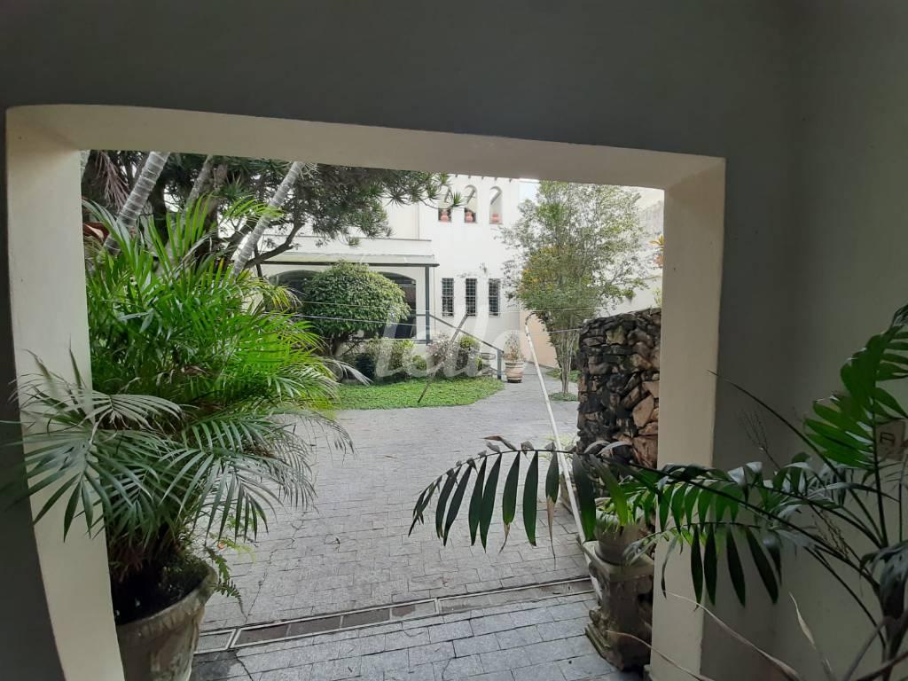 QUINTAL NOS FUNDOS de Casa à venda, sobrado com 417 m², 3 quartos e 3 vagas em Paraíso - Santo André