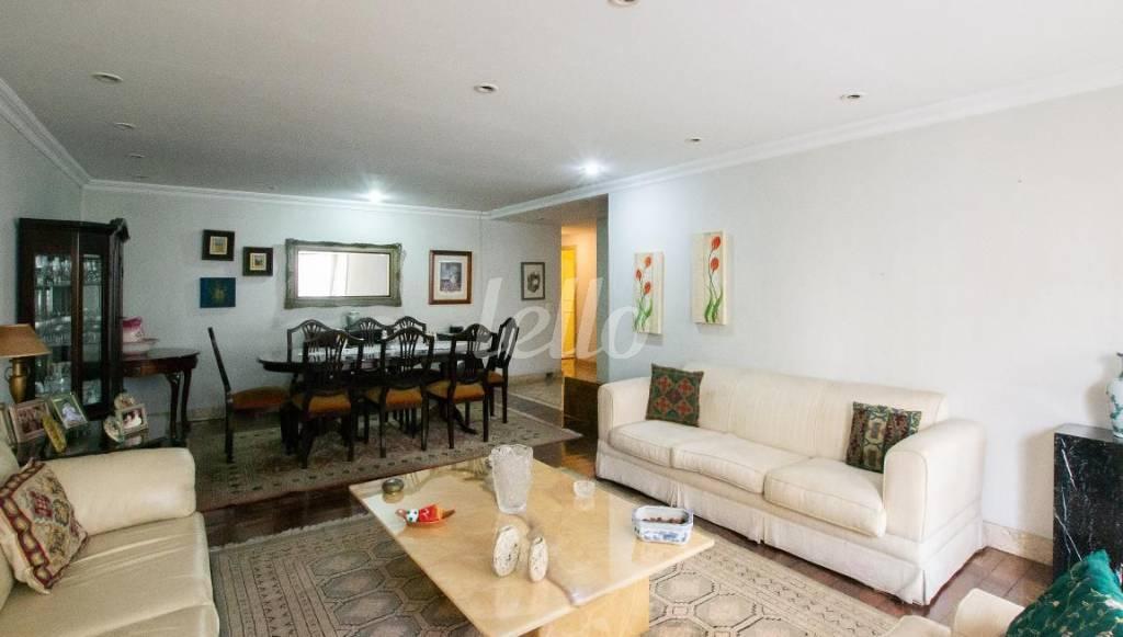 SALA de Apartamento à venda, Padrão com 130 m², 2 quartos e 1 vaga em Itaim Bibi - São Paulo