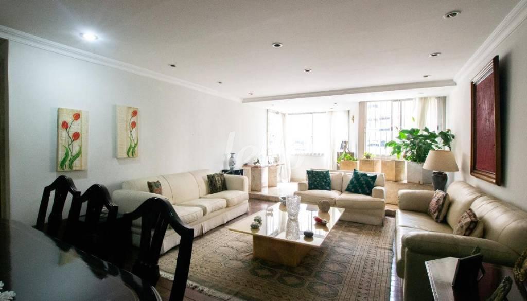 SALA de Apartamento à venda, Padrão com 130 m², 2 quartos e 1 vaga em Itaim Bibi - São Paulo