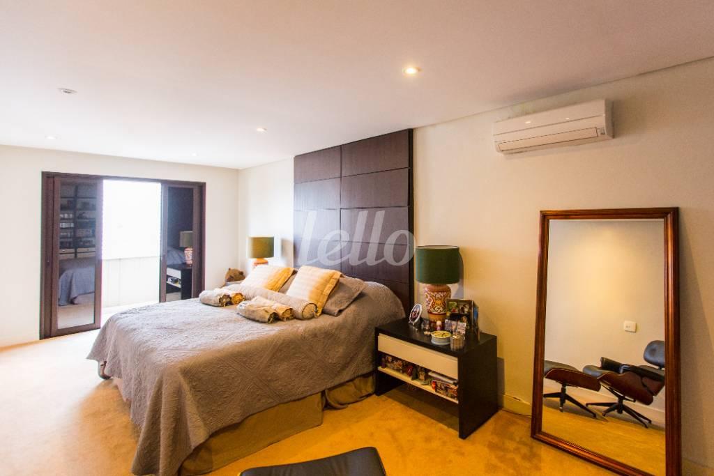 SUITE INTERM de Apartamento à venda, cobertura - Padrão com 540 m², 6 quartos e 6 vagas em Vila Morumbi - São Paulo