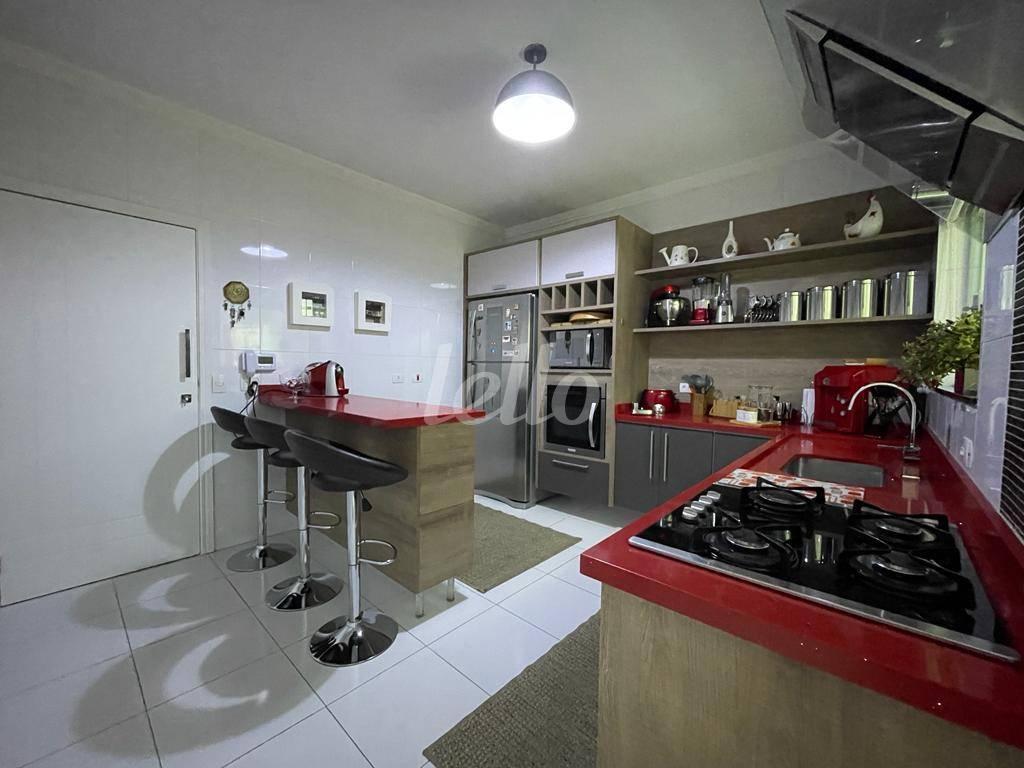 COZINHA de Casa à venda, sobrado com 250 m², 4 quartos e 3 vagas em Vila Carrão - São Paulo