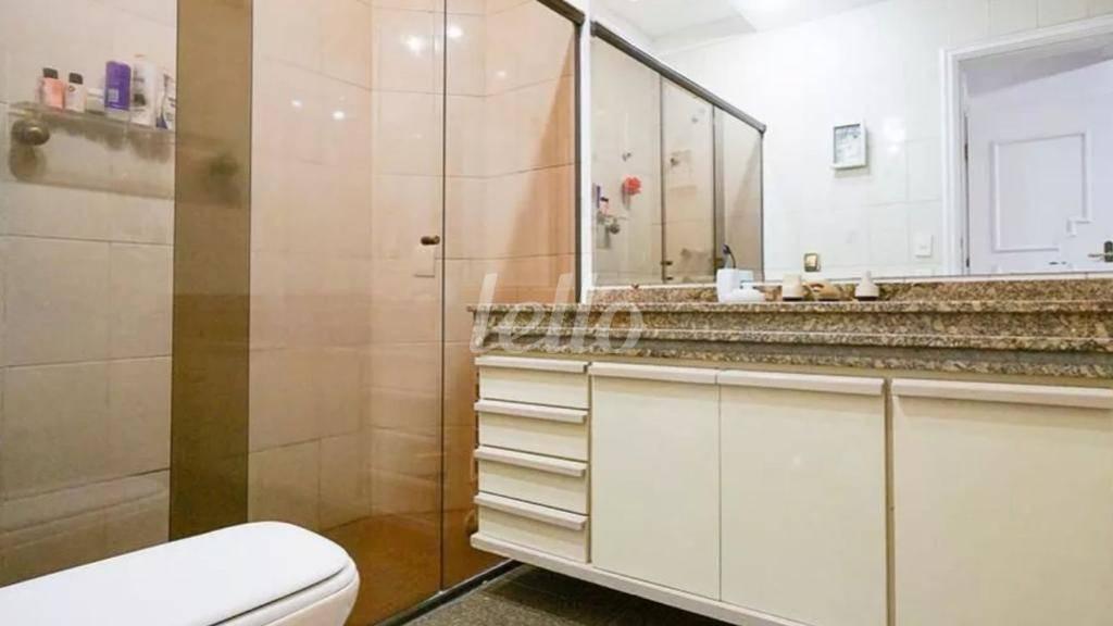 BANHEIRO SOCIAL de Apartamento à venda, cobertura - Padrão com 302 m², 4 quartos e 4 vagas em Vila Regente Feijó - São Paulo