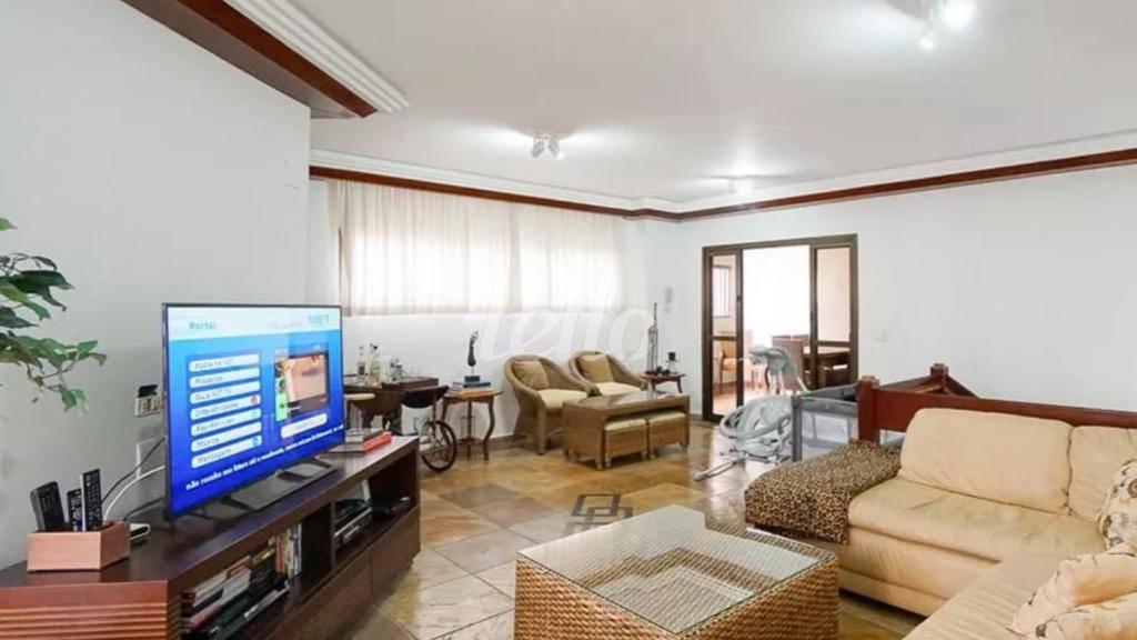 SALA DOIS AMBIENTES de Apartamento à venda, cobertura - Padrão com 302 m², 4 quartos e 4 vagas em Vila Regente Feijó - São Paulo
