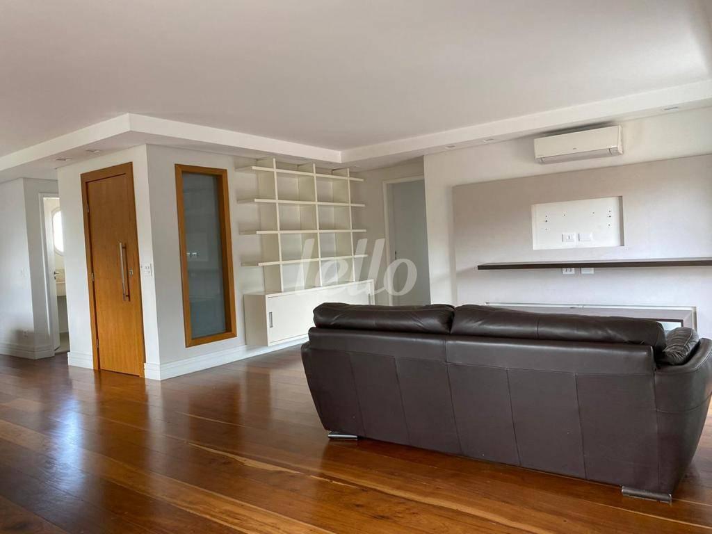 SALA DOIS AMBIENTES de Apartamento à venda, Padrão com 170 m², 3 quartos e 3 vagas em Vila Madalena - São Paulo