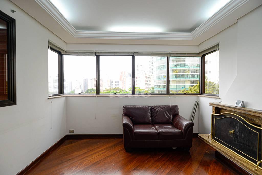 SALA COM LAREIRA de Apartamento à venda, Padrão com 236 m², 4 quartos e 4 vagas em Paraíso - São Paulo