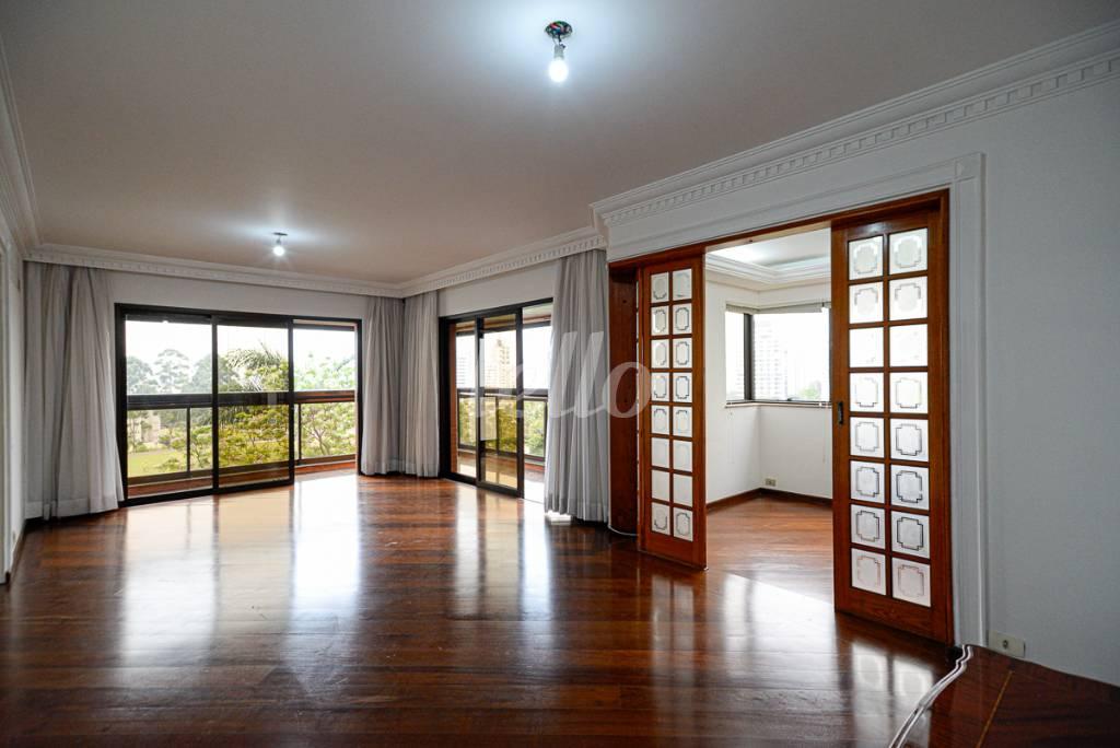 SALA DOIS AMBIENTES de Apartamento à venda, Padrão com 236 m², 4 quartos e 4 vagas em Paraíso - São Paulo