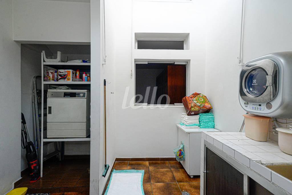ÁREA DE SERVIÇO de Casa à venda, sobrado com 250 m², 3 quartos e 8 vagas em Vila Mazzei - São Paulo