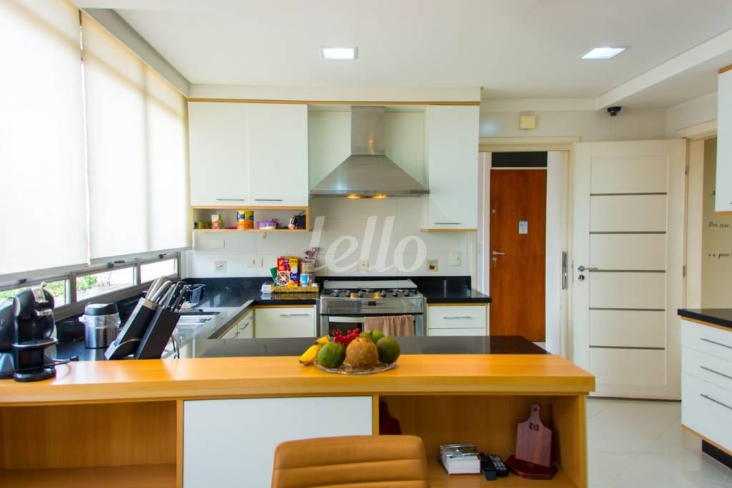 COZINHA de Apartamento à venda, Padrão com 248 m², 3 quartos e 3 vagas em Vila Gilda - Santo André
