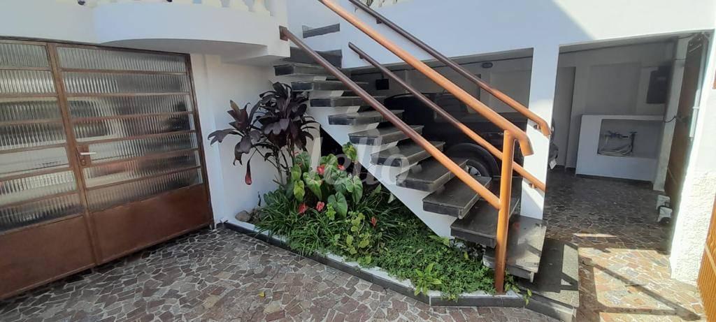 QUINTAL de Casa à venda, sobrado com 240 m², 3 quartos e 5 vagas em Vila Assunção - Santo André