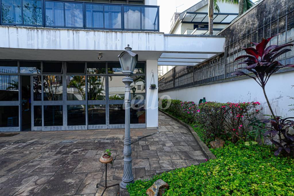 QUINTAL de Casa à venda, sobrado com 403 m², 4 quartos e 4 vagas em Vila Madalena - São Paulo