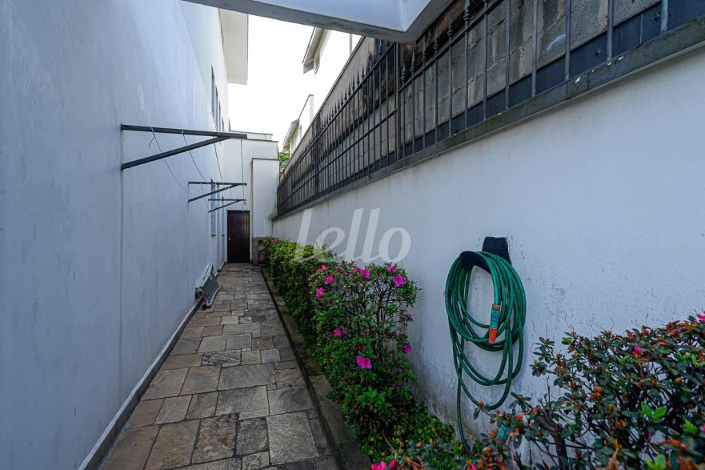 CORREDOR LATERAL de Casa à venda, sobrado com 403 m², 4 quartos e 4 vagas em Vila Madalena - São Paulo