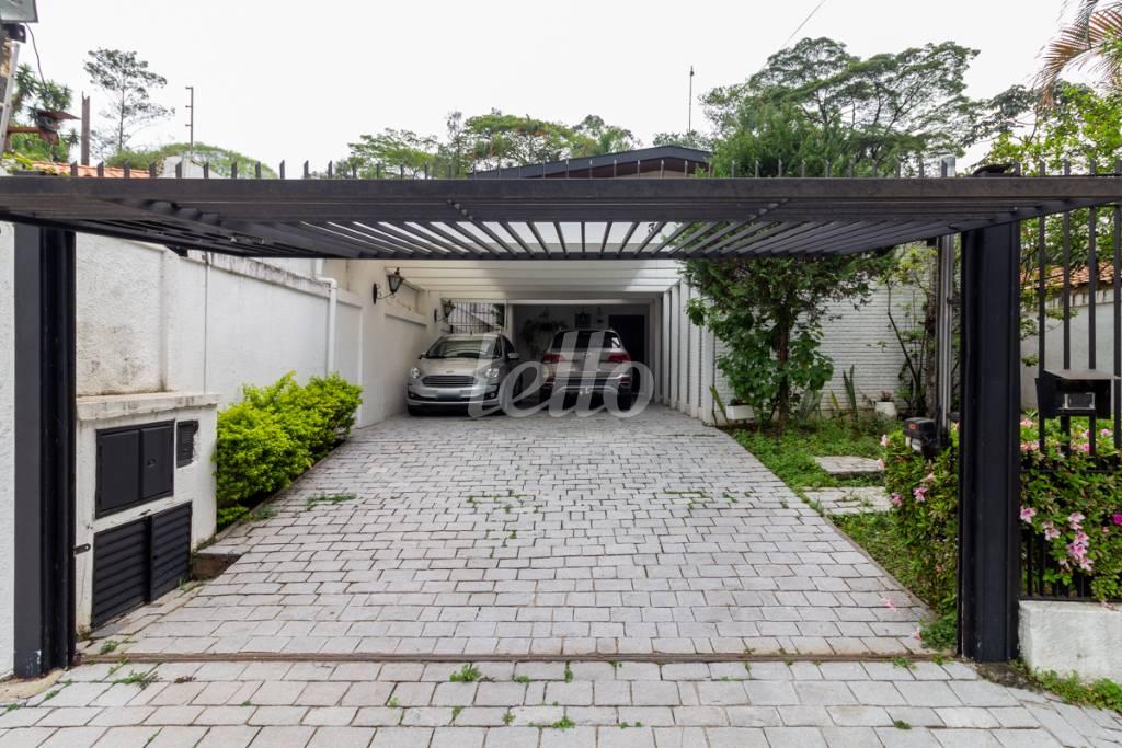 FACHADA de Casa para alugar, sobrado com 240 m², 5 quartos e 4 vagas em Retiro Morumbi - São Paulo