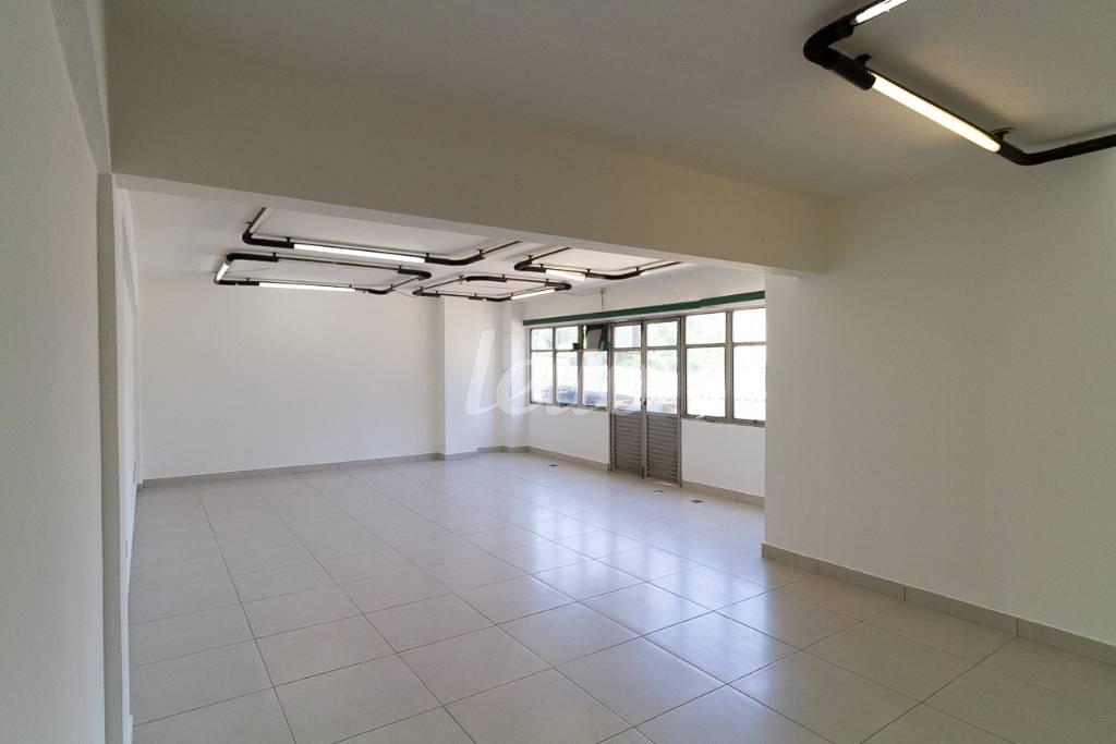 SALA 4 de Sobreloja para alugar, Padrão com 209 m², e em Santana - São Paulo