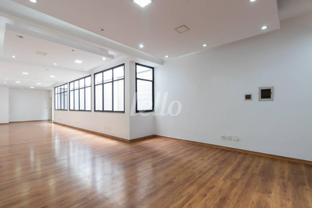 SALA 2 de Prédio Comercial para alugar, Monousuário com 450 m², e 10 vagas em Santa Cecília - São Paulo