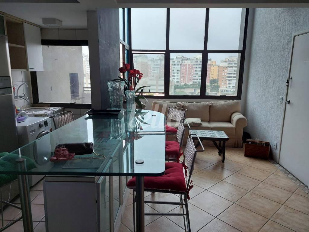 SALA de Apartamento para alugar, Duplex com 157 m², 1 quarto e 2 vagas em Paraíso do Morumbi - São Paulo