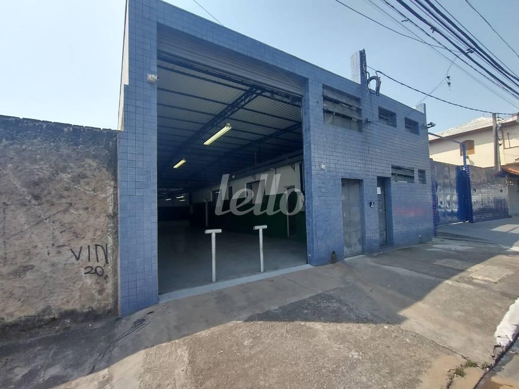FACHADA de Galpão/Armazém para alugar, Padrão com 500 m², e em Vila Bertioga - São Paulo