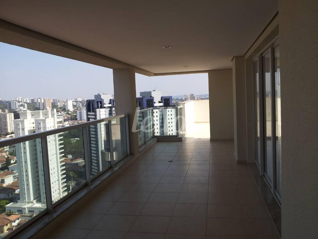 VARANDA de Apartamento para alugar, cobertura - Padrão com 227 m², 3 quartos e 3 vagas em Santo Amaro - São Paulo