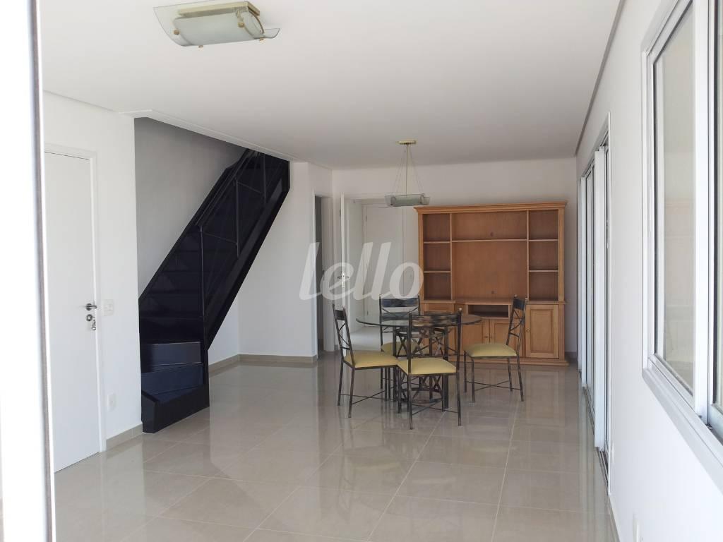 SALA de Apartamento para alugar, cobertura - Padrão com 227 m², 3 quartos e 3 vagas em Santo Amaro - São Paulo