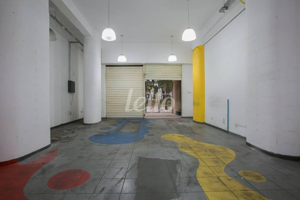 SALÃO 1 SUPERIOR de Loja para alugar, Galeria com 231 m², e em República - São Paulo