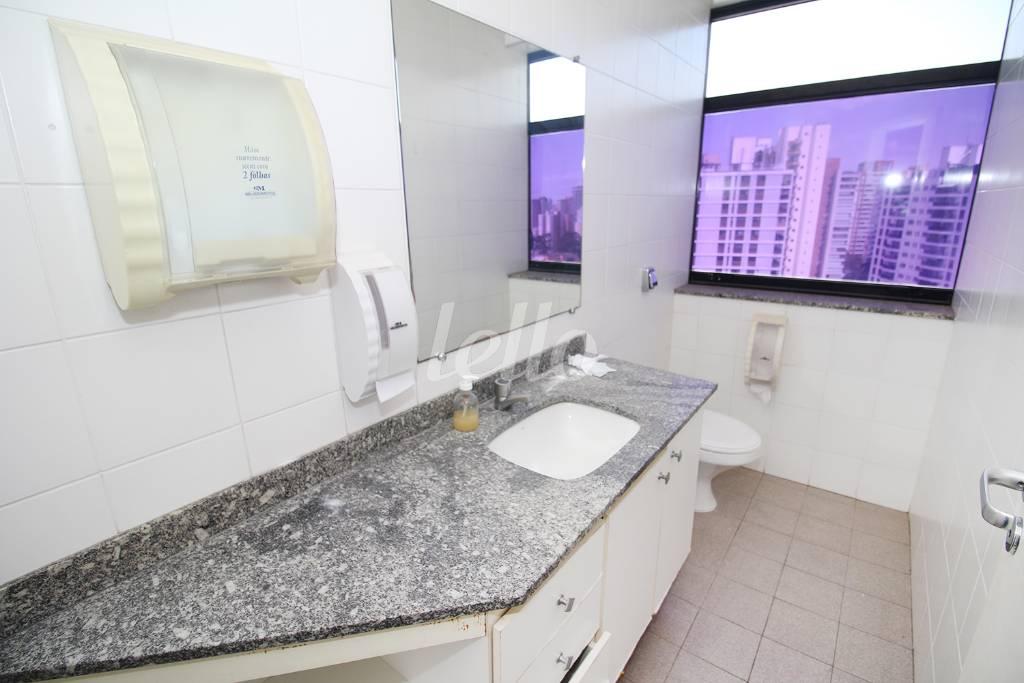 BANHEIRO TÉRREO de Sala / Conjunto para alugar, Duplex com 250 m², e 6 vagas em Paraíso - São Paulo
