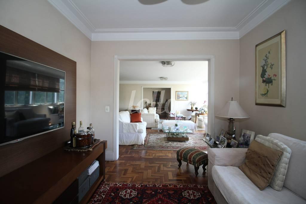 SALA DE TV de Apartamento para alugar, Padrão com 178 m², 4 quartos e 2 vagas em Jardim Europa - São Paulo
