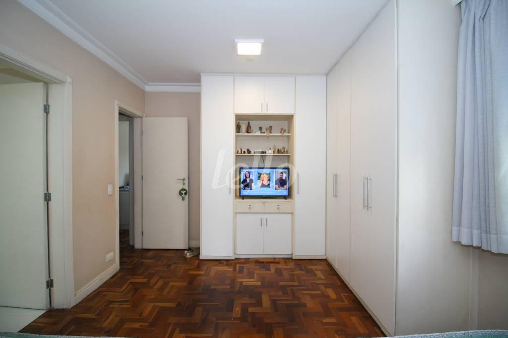 SUÍTE de Apartamento para alugar, Padrão com 178 m², 4 quartos e 2 vagas em Jardim Europa - São Paulo