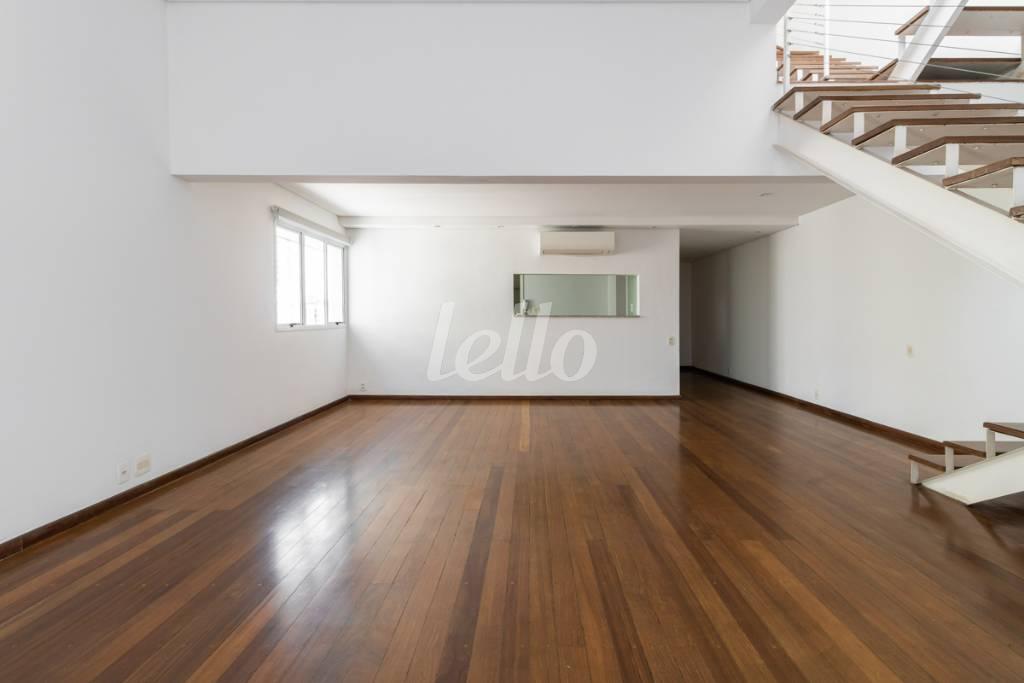 SALA 1 de Apartamento para alugar, Padrão com 280 m², 1 quarto e em Jardim Das Bandeiras - São Paulo