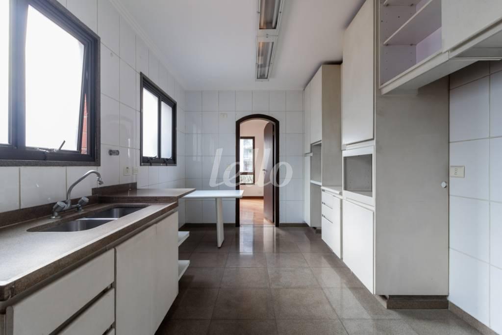 COZINHA de Apartamento à venda, Padrão com 238 m², 3 quartos e 4 vagas em Indianópolis - São Paulo