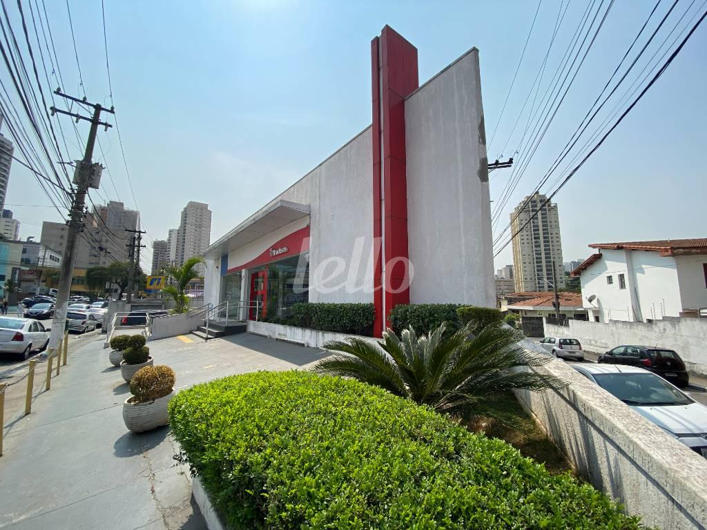 FACHADA de Salão para alugar, Padrão com 202 m², e 4 vagas em Jardim Prudência - São Paulo
