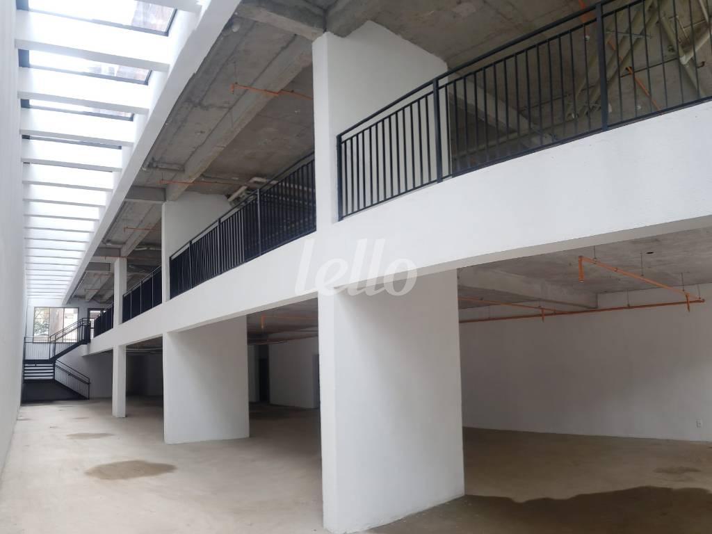 SALÃO de Loja para alugar, Padrão com 916 m², e 11 vagas em Pinheiros - São Paulo