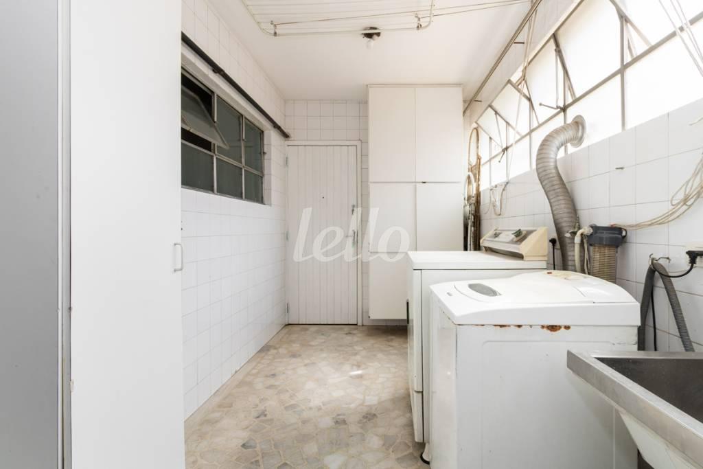 ÁREA DE SERVIÇO de Apartamento para alugar, Padrão com 240 m², 4 quartos e 2 vagas em Perdizes - São Paulo
