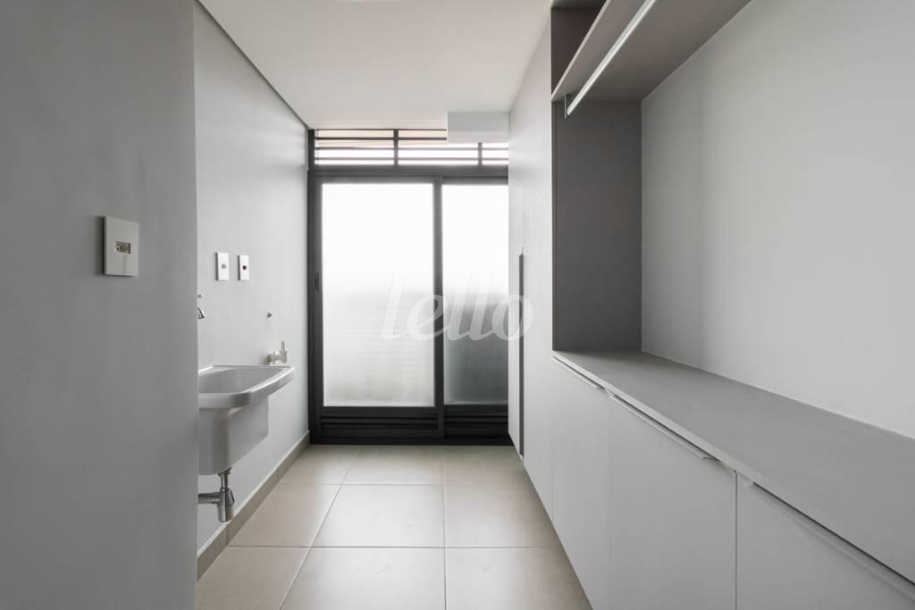 ÁREA DE SERVIÇO de Apartamento para alugar, Padrão com 176 m², 3 quartos e 2 vagas em Pinheiros - São Paulo