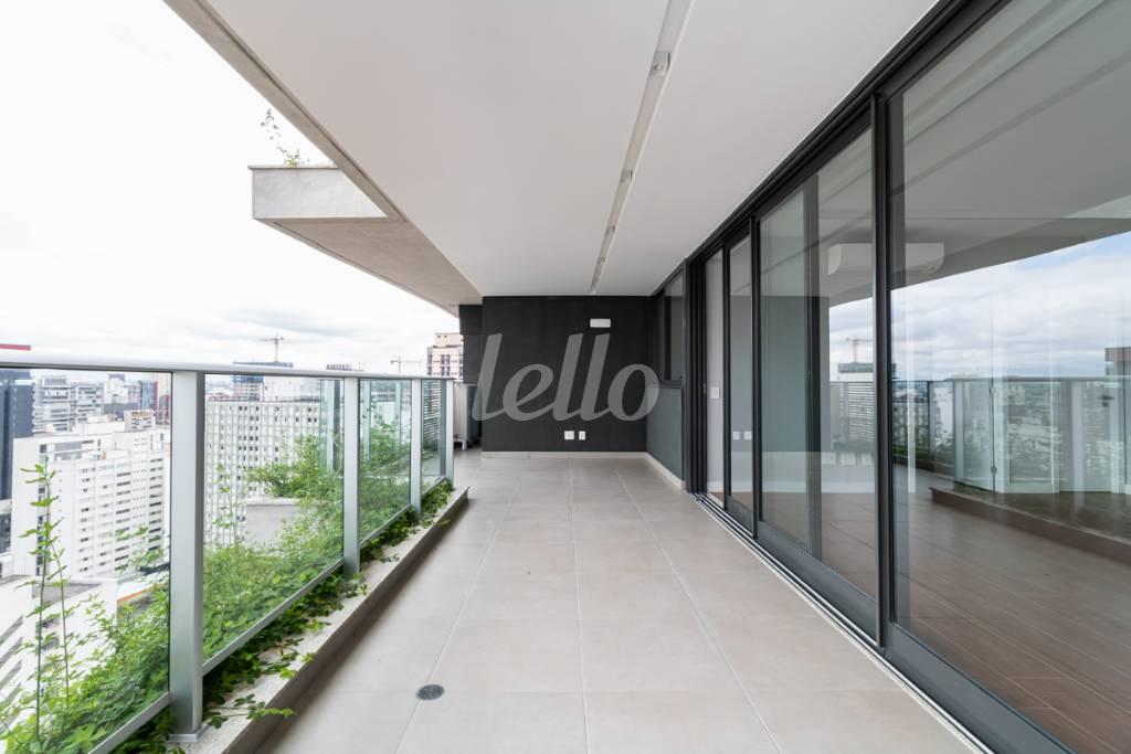 VARANDA de Apartamento para alugar, Padrão com 176 m², 3 quartos e 2 vagas em Pinheiros - São Paulo