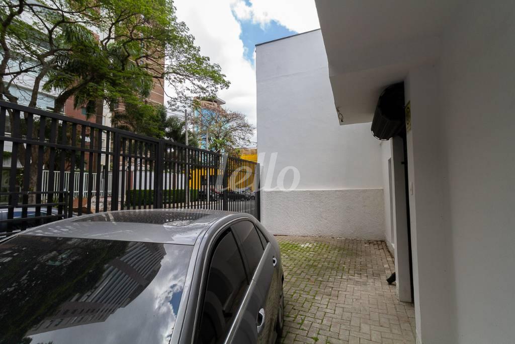 GARAGEM de Casa para alugar, sobrado com 110 m², 2 quartos e 3 vagas em Itaim Bibi - São Paulo