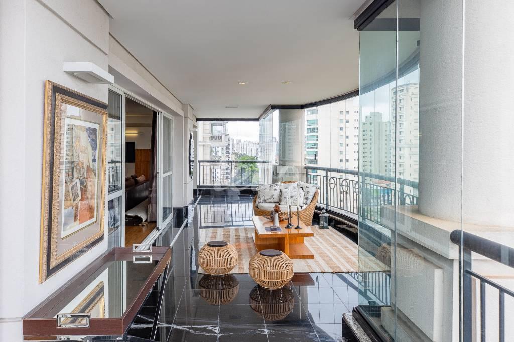 VARANDA de Apartamento à venda, Padrão com 308 m², 4 quartos e 5 vagas em Moema - São Paulo
