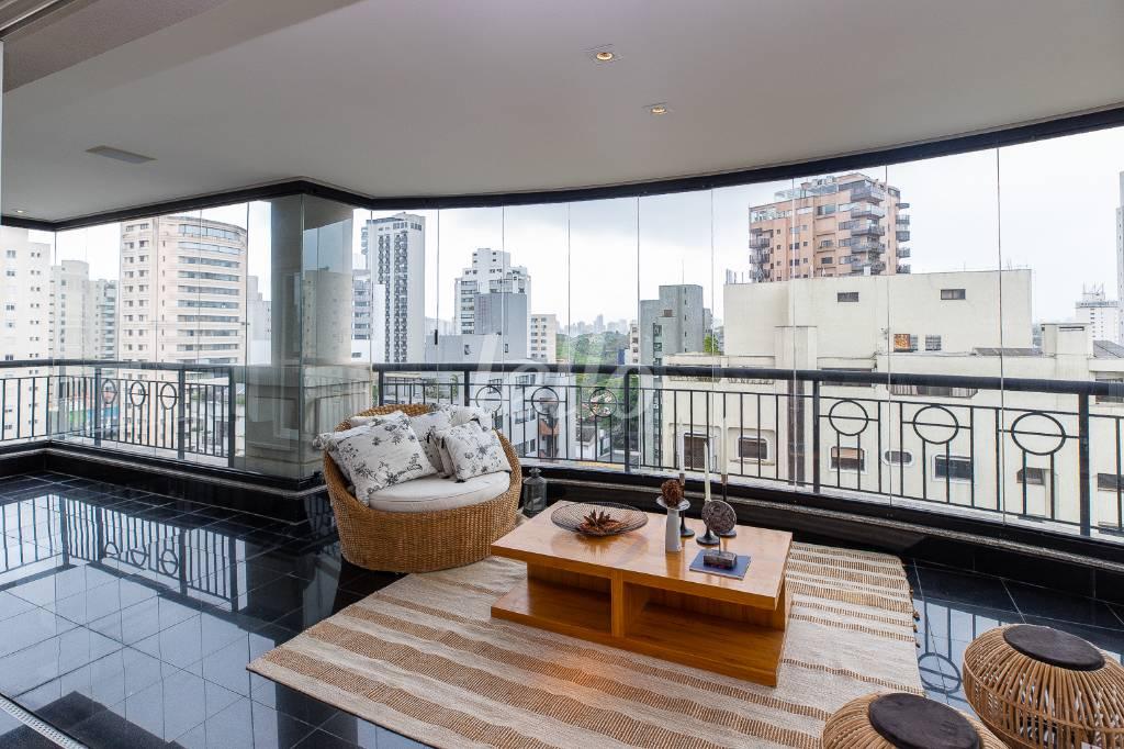 VARANDA de Apartamento à venda, Padrão com 308 m², 4 quartos e 5 vagas em Moema - São Paulo