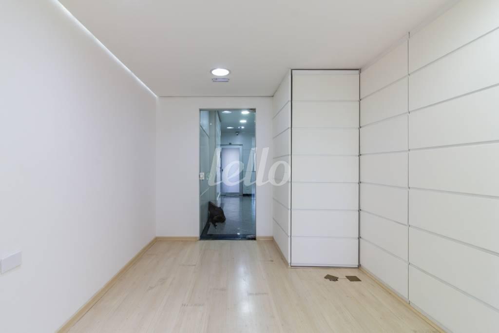 ENTRADA de Sala / Conjunto para alugar, Padrão com 104 m², e 2 vagas em Cidade Monções - São Paulo