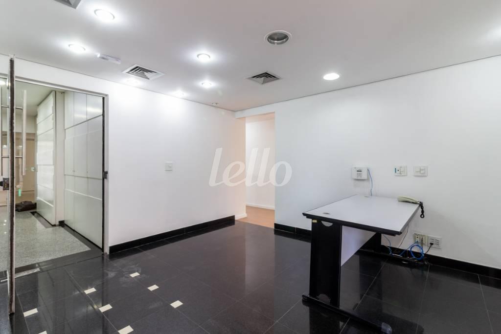 SALA 1 de Sala / Conjunto para alugar, Padrão com 162 m², e 3 vagas em Cidade Monções - São Paulo