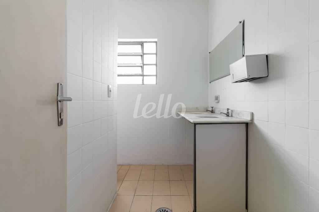 BANHEIRO 2 de Sobreloja para alugar, Padrão com 250 m², e 1 vaga em Vila Alexandria - São Paulo