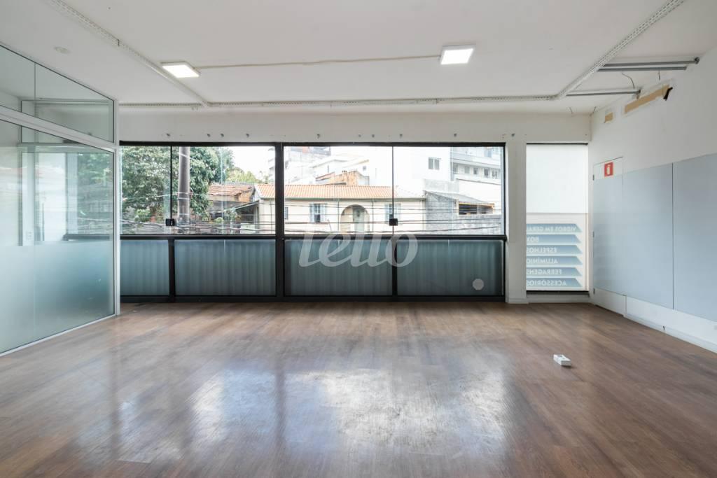 SALA 3 de Sobreloja para alugar, Padrão com 400 m², e em Vila Firmiano Pinto - São Paulo