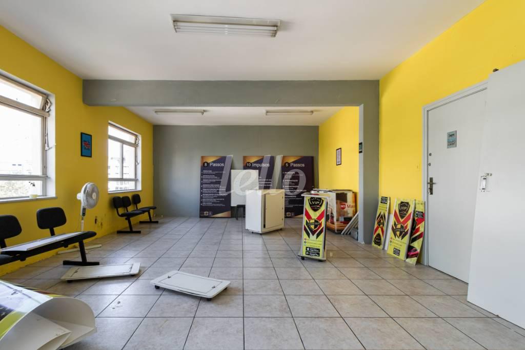 SALÃO de Andar para alugar, Padrão com 213 m², e em República - São Paulo