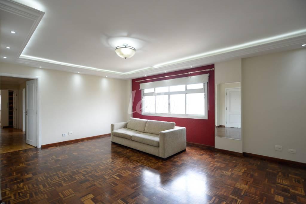 SALA de Apartamento à venda, Padrão com 180 m², 3 quartos e 2 vagas em Itaim Bibi - São Paulo